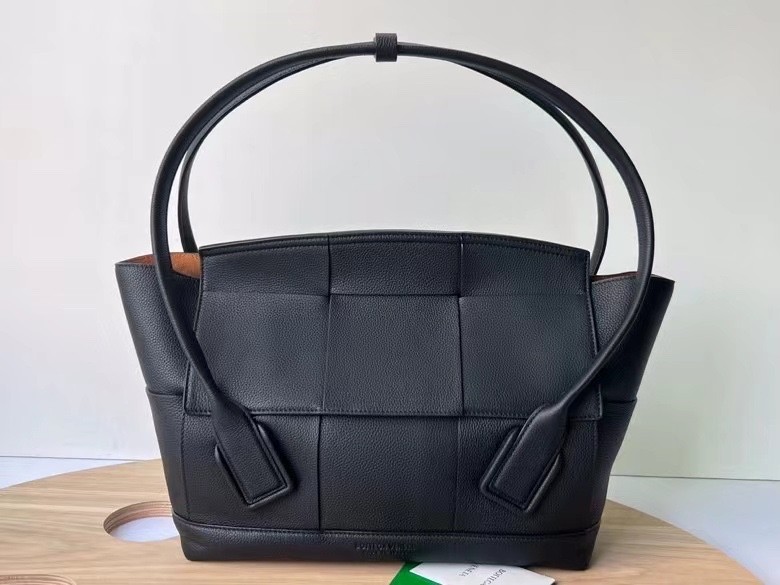 bo*te*ga Ve*ne*ta arco medium bag in black grained leather