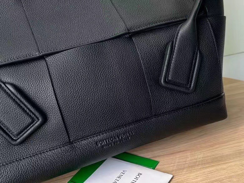 bo*te*ga Ve*ne*ta arco medium bag in black grained leather
