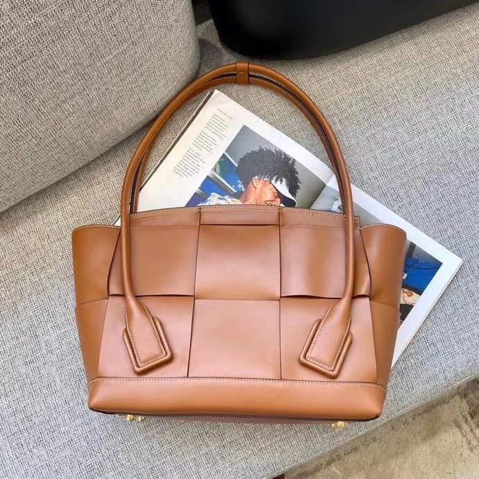 bo*te*ga Ve*ne*ta arco medium bag in caramel intrecciato calfskin