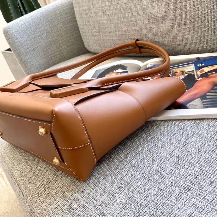 bo*te*ga Ve*ne*ta arco medium bag in caramel intrecciato calfskin