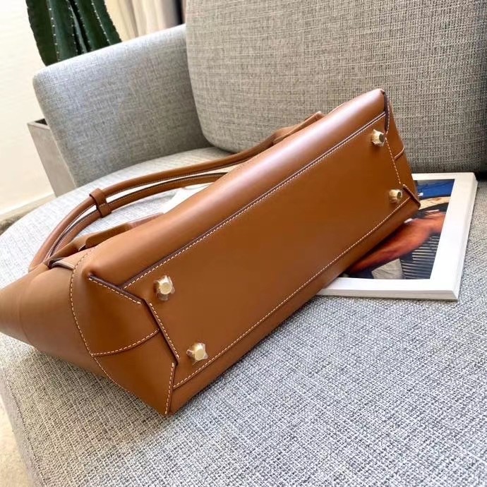 bo*te*ga Ve*ne*ta arco medium bag in caramel intrecciato calfskin