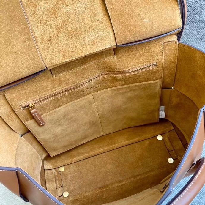 bo*te*ga Ve*ne*ta arco medium bag in caramel intrecciato calfskin