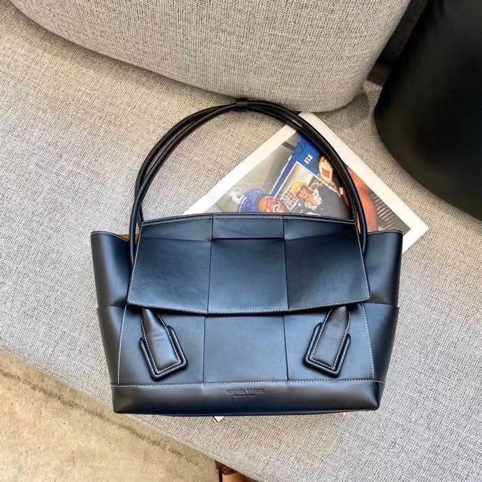 bo*te*ga Ve*ne*ta arco medium bag in black intrecciato calfskin