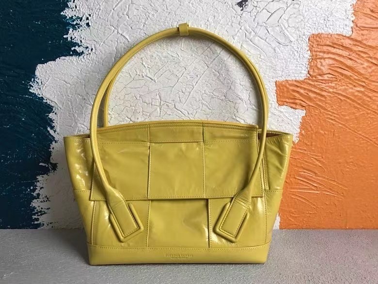 bo*te*ga Ve*ne*ta arco medium bag in mirabelle intrecciato leather