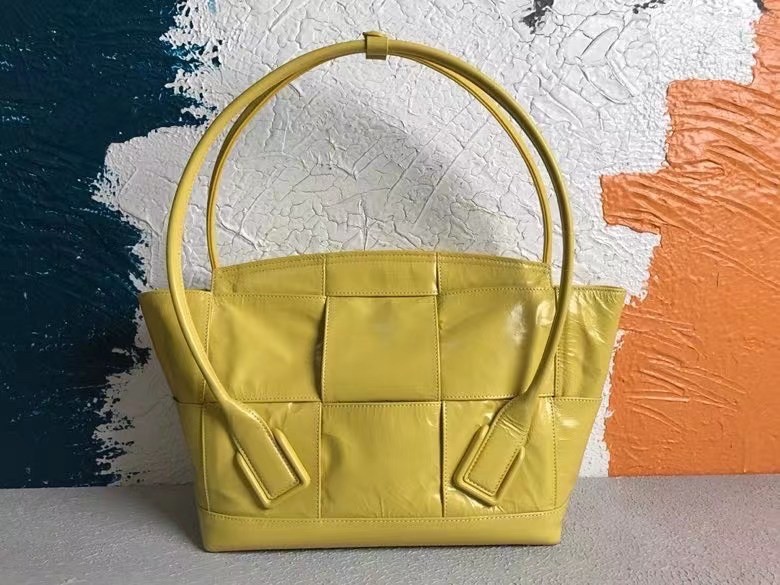 bo*te*ga Ve*ne*ta arco medium bag in mirabelle intrecciato leather