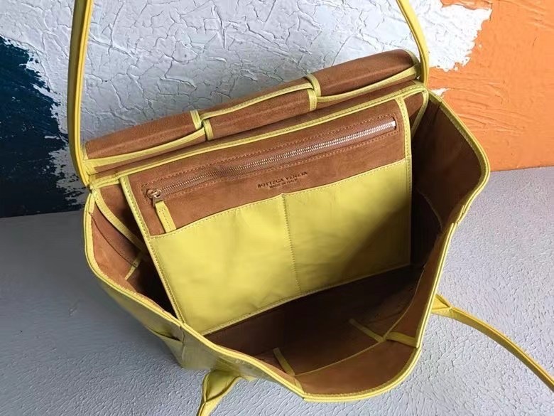bo*te*ga Ve*ne*ta arco medium bag in mirabelle intrecciato leather