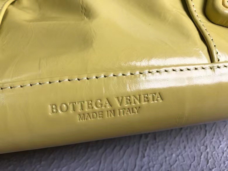 bo*te*ga Ve*ne*ta arco medium bag in mirabelle intrecciato leather