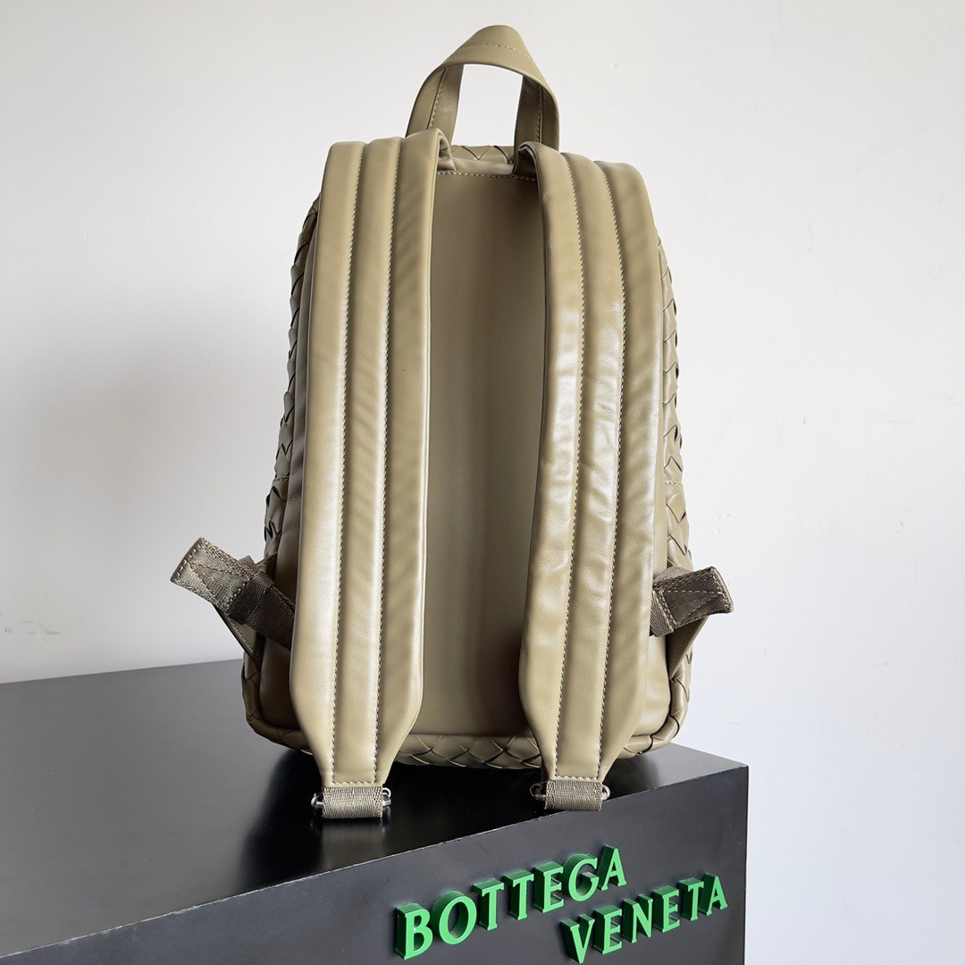 bo*te*ga Ve*ne*ta small backpack in taupe intrecciato calfskin