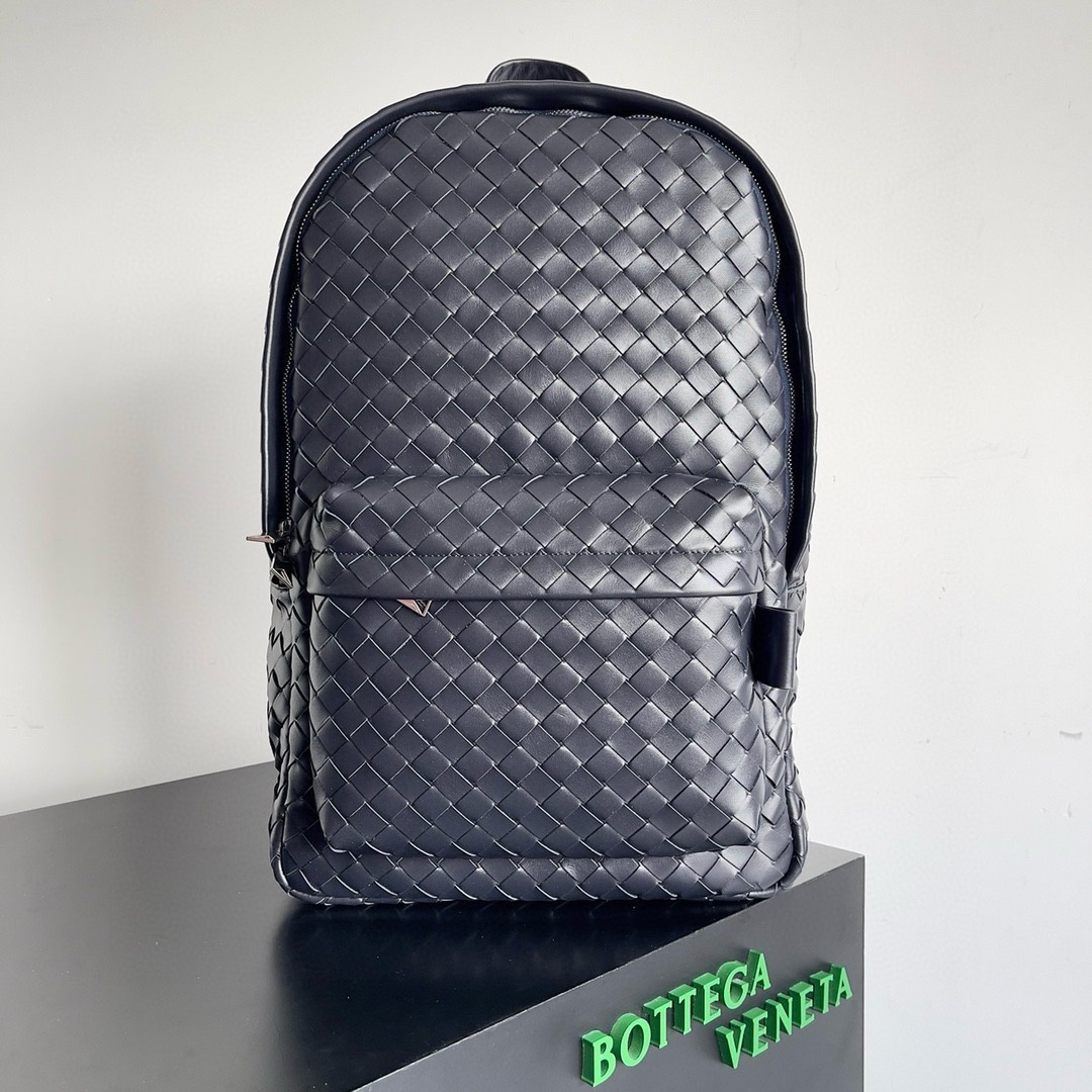 bo*te*ga Ve*ne*ta medium backpack in dark blue intrecciato calfskin