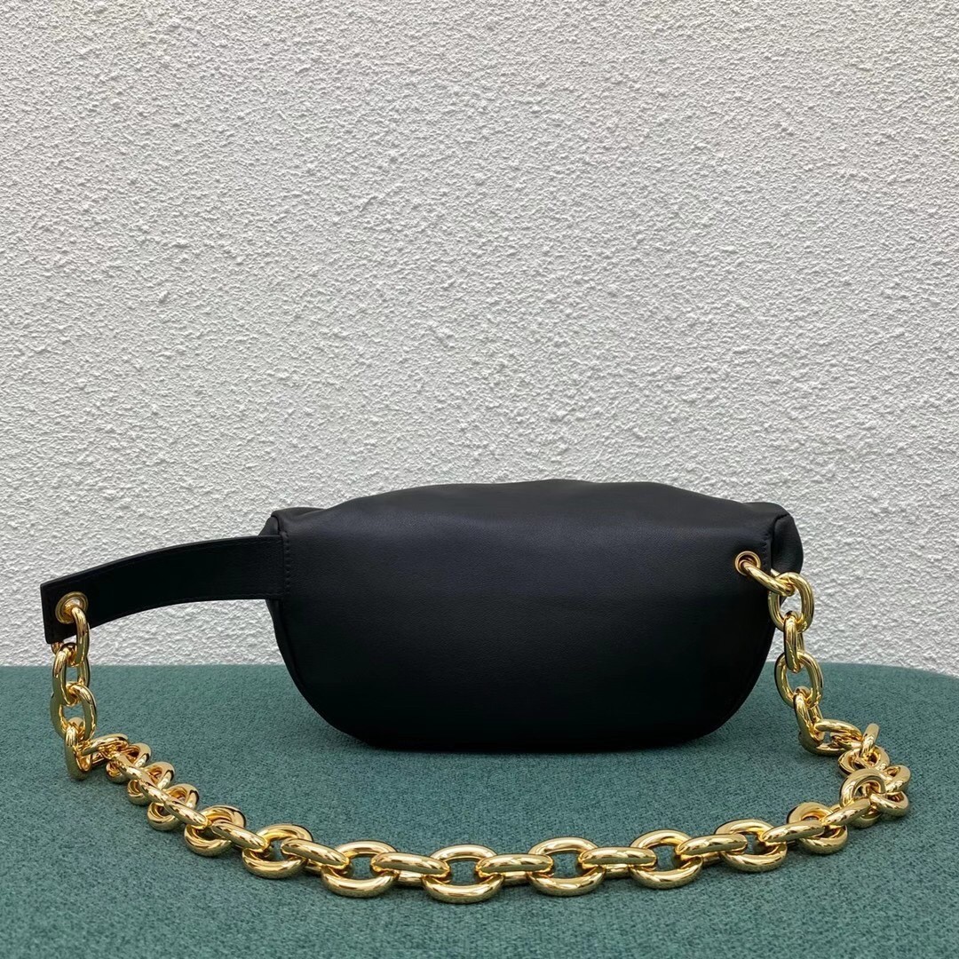 bo*te*ga Ve*ne*ta the belt chain pouch in black nappa leather