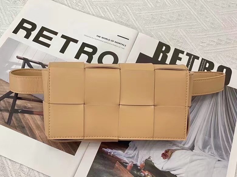 bo*te*ga Ve*ne*ta cassette belt bag in beige intrecciato leather