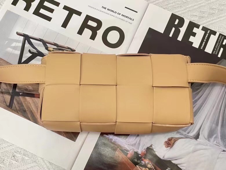 bo*te*ga Ve*ne*ta cassette belt bag in beige intrecciato leather