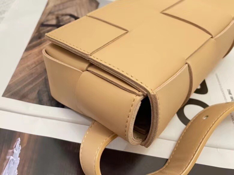 bo*te*ga Ve*ne*ta cassette belt bag in beige intrecciato leather