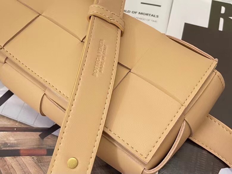 bo*te*ga Ve*ne*ta cassette belt bag in beige intrecciato leather