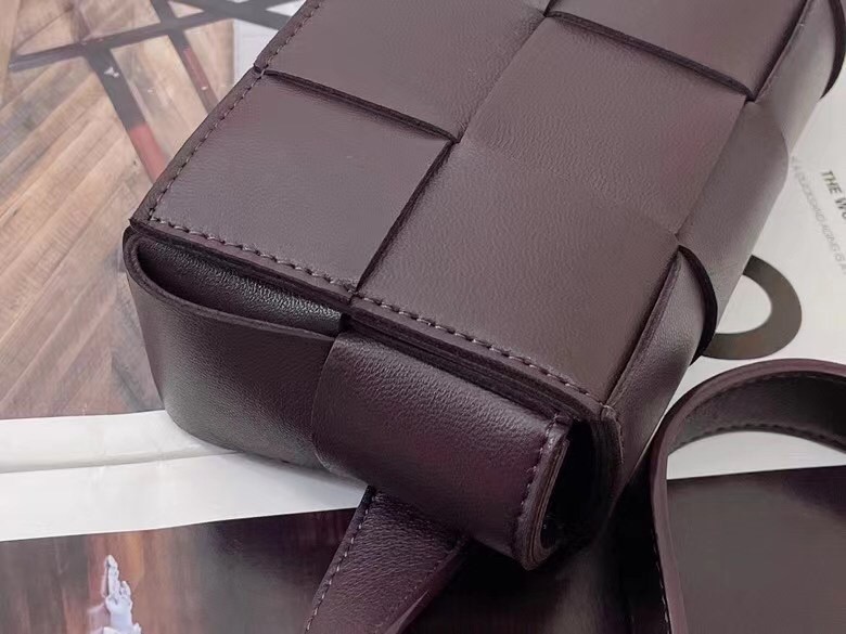 bo*te*ga Ve*ne*ta cassette belt bag in grape intrecciato leather