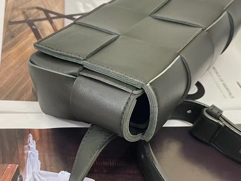 bo*te*ga Ve*ne*ta cassette belt bag in black intrecciato leather