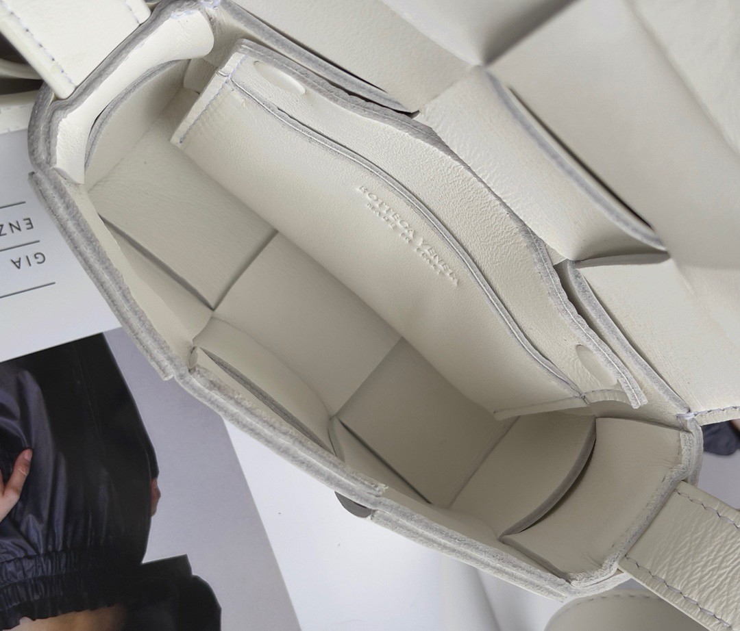 bo*te*ga Ve*ne*ta candy cassette bag in white lambskin