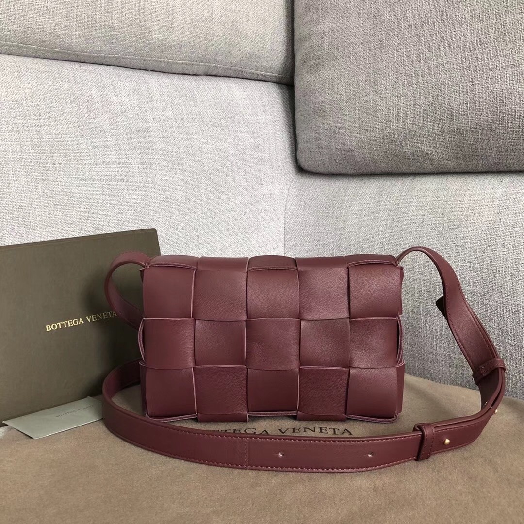 bo*te*ga Ve*ne*ta cassette bag in bordeaux lambskin