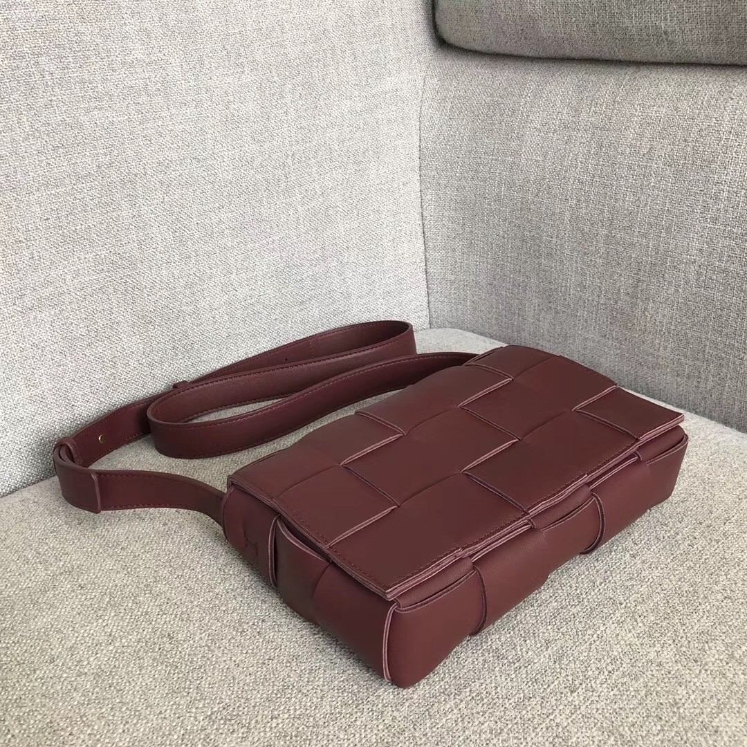 bo*te*ga Ve*ne*ta cassette bag in bordeaux lambskin