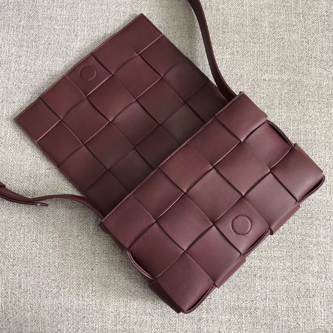 bo*te*ga Ve*ne*ta cassette bag in bordeaux lambskin