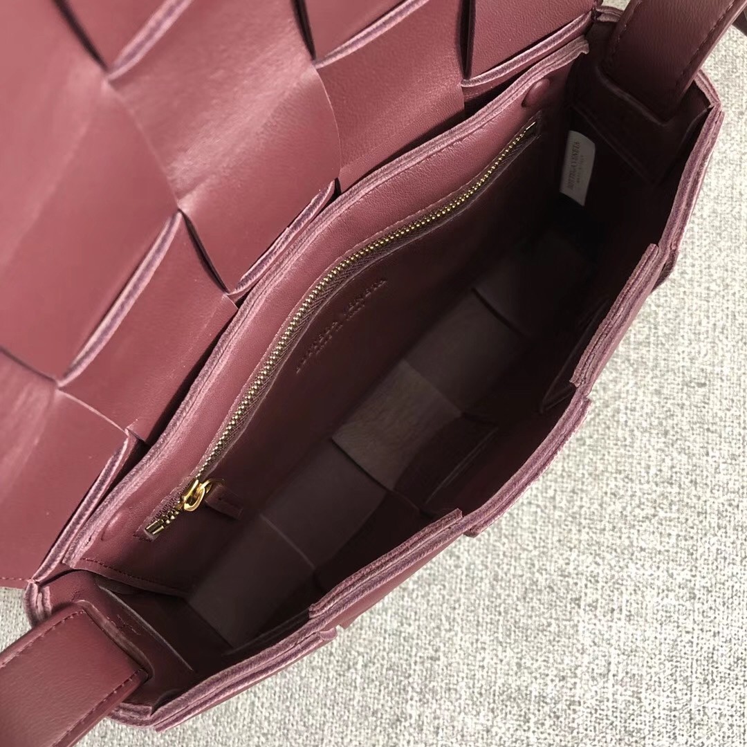 bo*te*ga Ve*ne*ta cassette bag in bordeaux lambskin