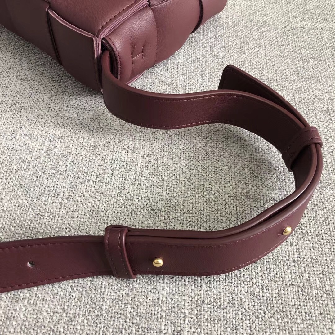 bo*te*ga Ve*ne*ta cassette bag in bordeaux lambskin