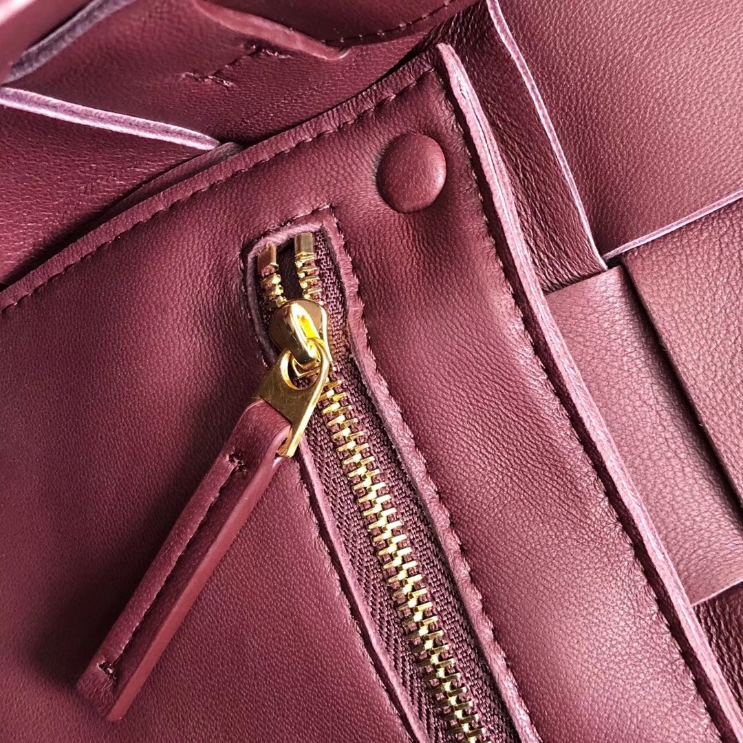 bo*te*ga Ve*ne*ta cassette bag in bordeaux lambskin
