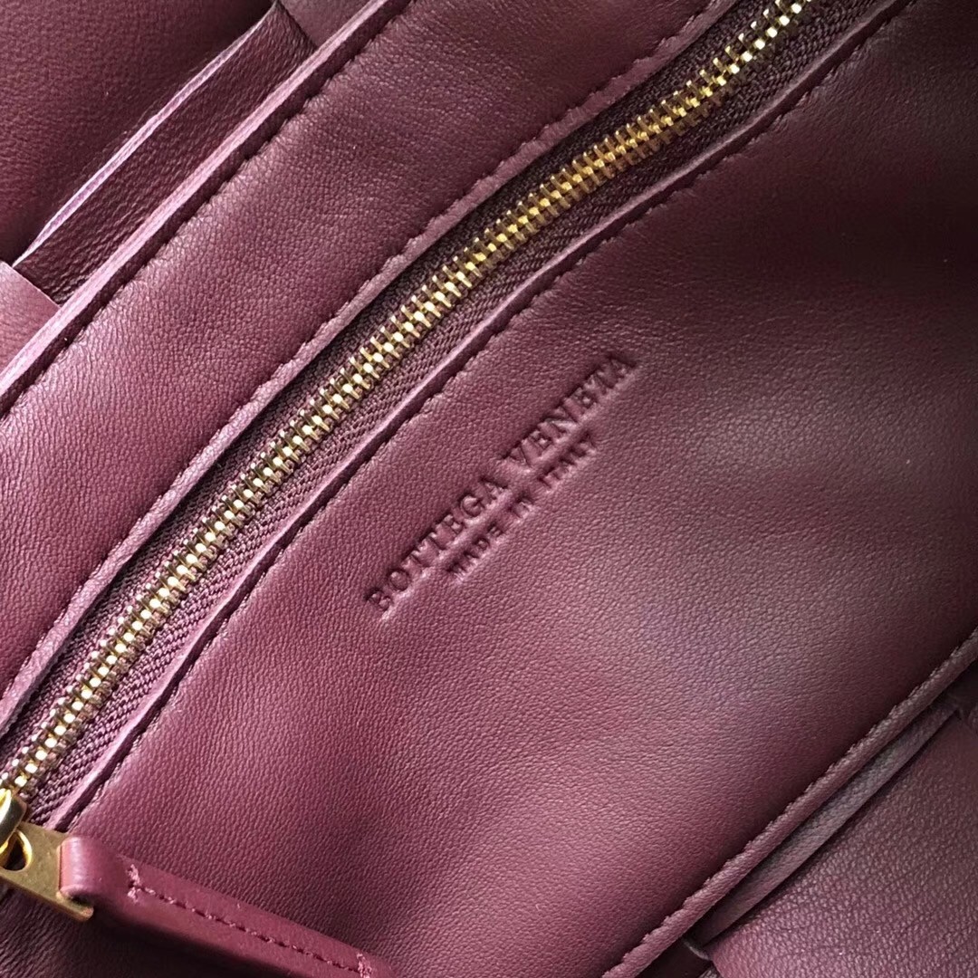 bo*te*ga Ve*ne*ta cassette bag in bordeaux lambskin