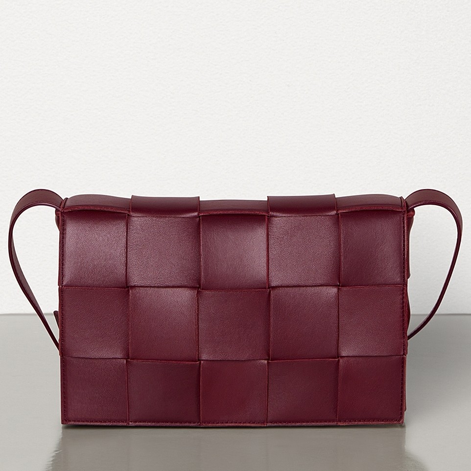 bo*te*ga Ve*ne*ta cassette bag in bordeaux lambskin