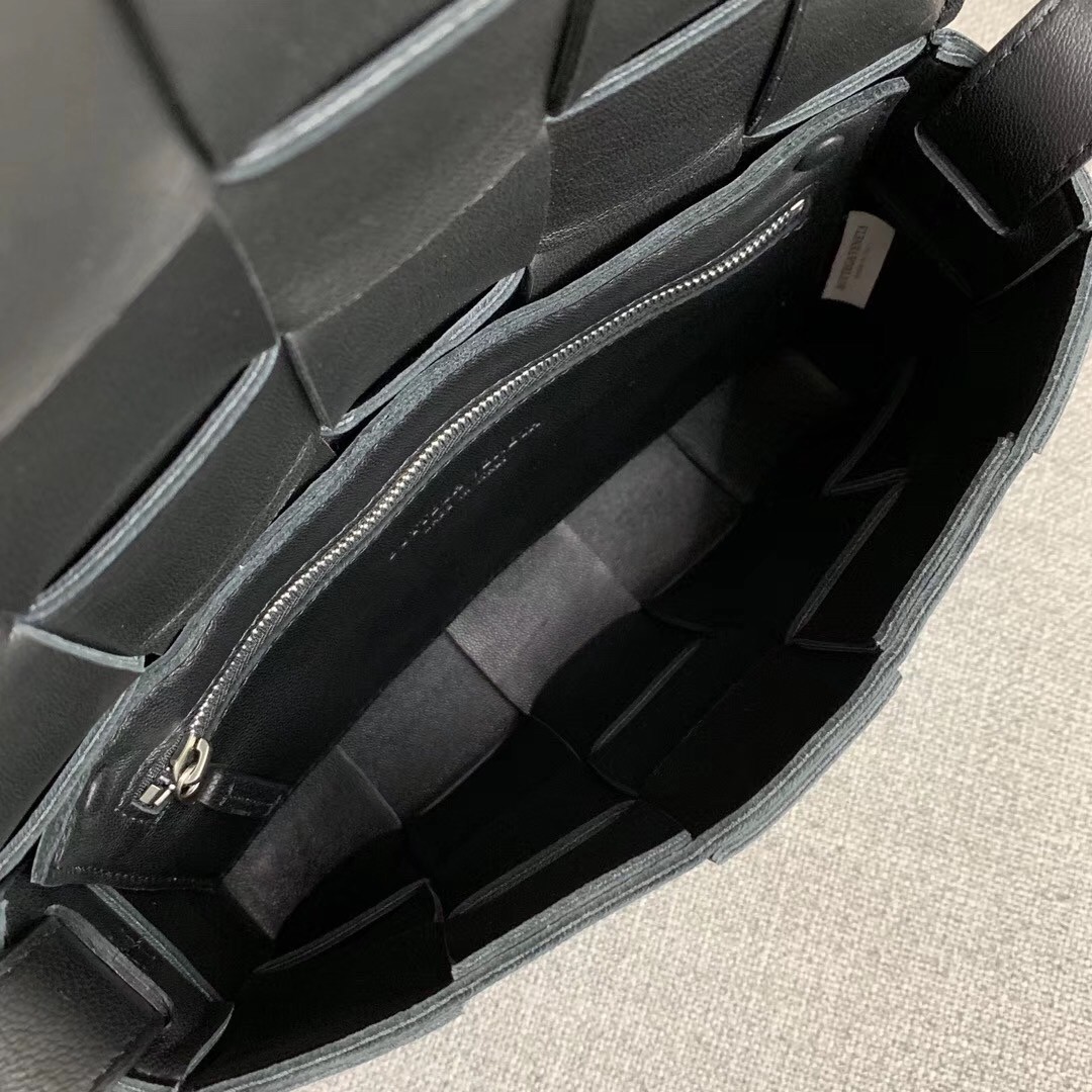 bo*te*ga Ve*ne*ta cassette bag in black lambskin