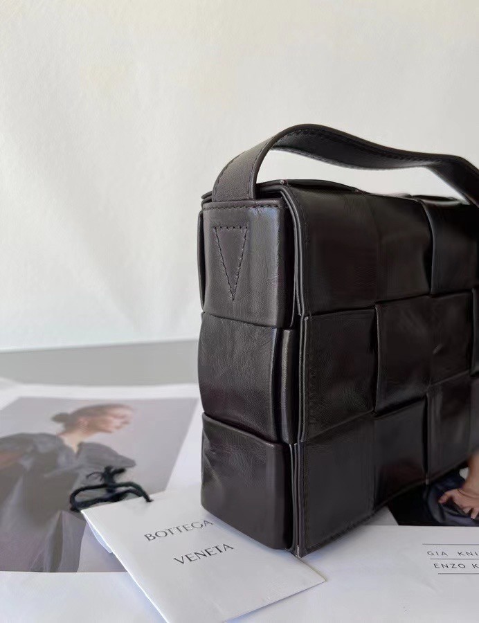 bo*te*ga Ve*ne*ta cassett bag in fondant wrinkled calfskin