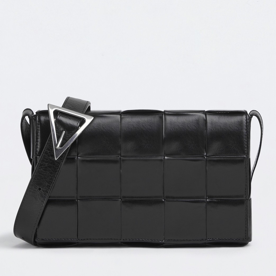 bo*te*ga Ve*ne*ta cassett bag in black wrinkled calfskin