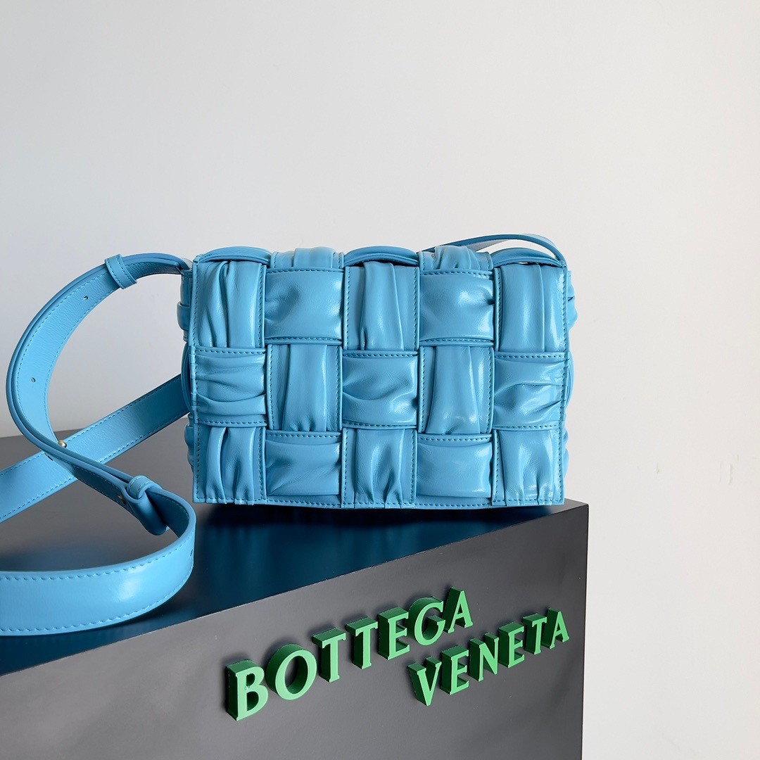 bo*te*ga Ve*ne*ta cassette bag in pool foulard intreccio leather