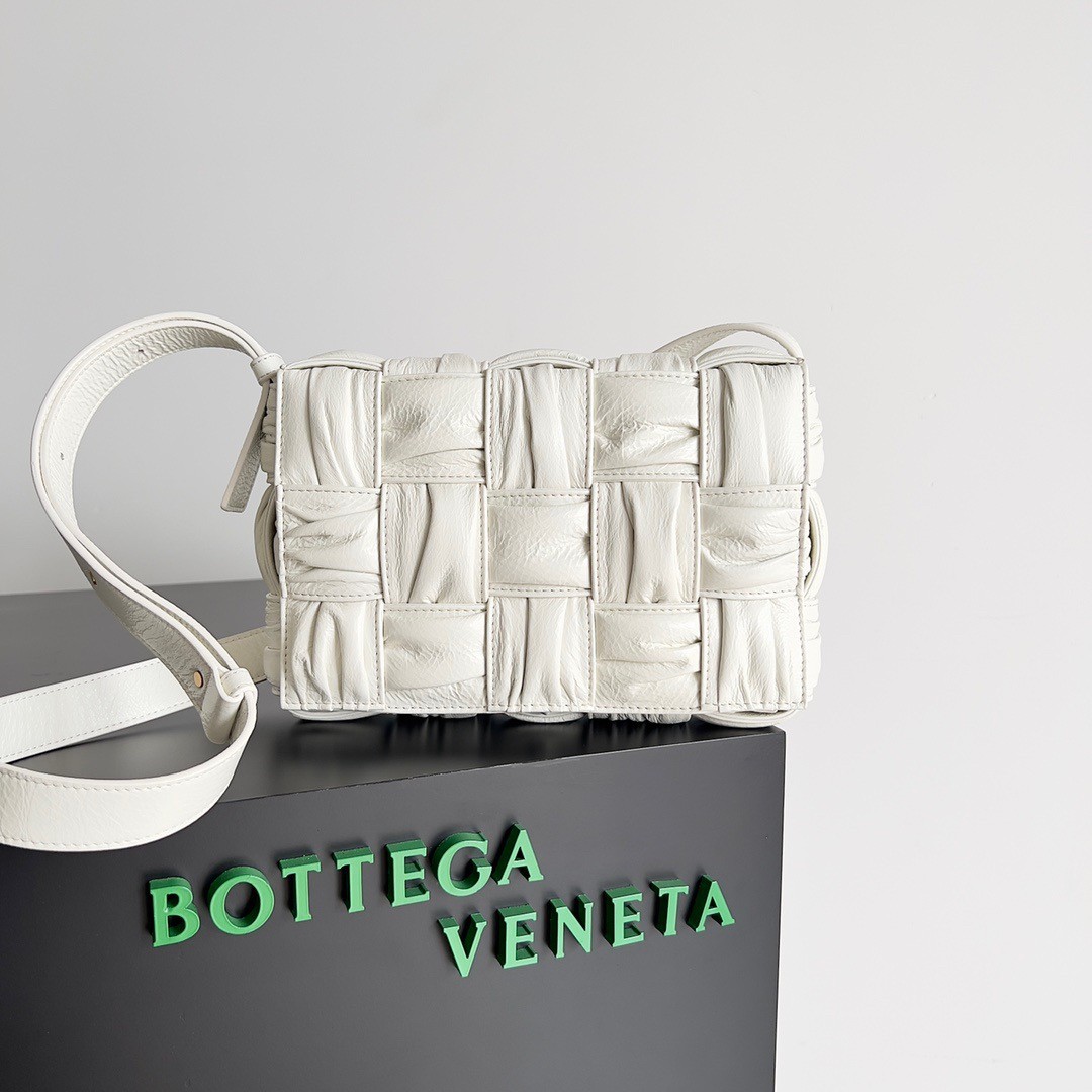 bo*te*ga Ve*ne*ta cassette bag in white foulard intreccio leather