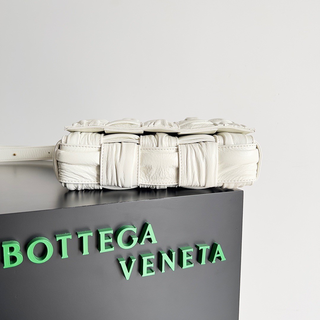 bo*te*ga Ve*ne*ta cassette bag in white foulard intreccio leather