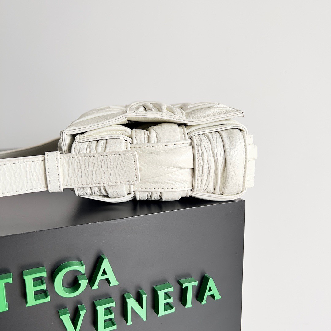 bo*te*ga Ve*ne*ta cassette bag in white foulard intreccio leather