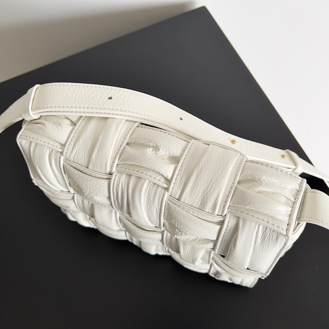 bo*te*ga Ve*ne*ta cassette bag in white foulard intreccio leather