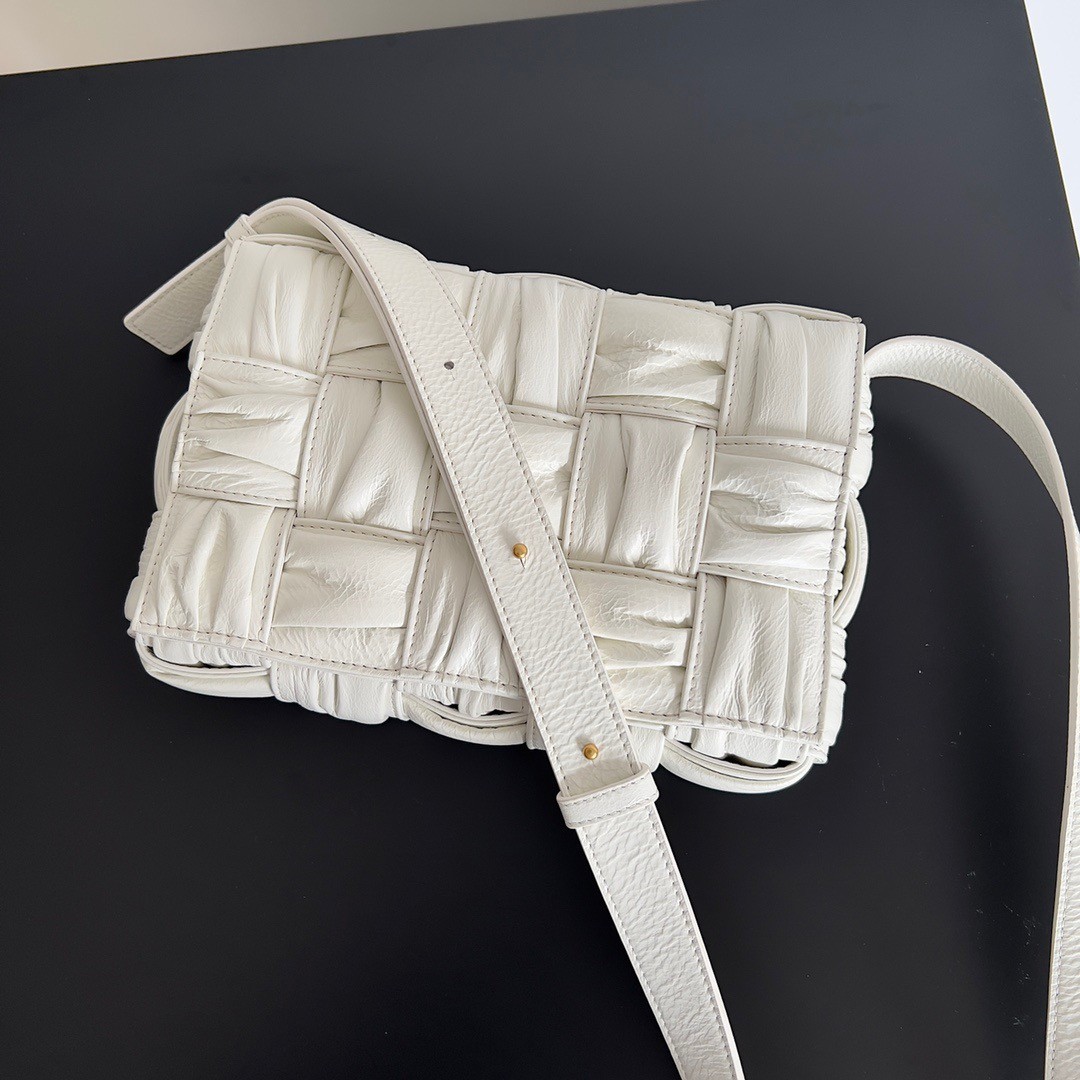bo*te*ga Ve*ne*ta cassette bag in white foulard intreccio leather