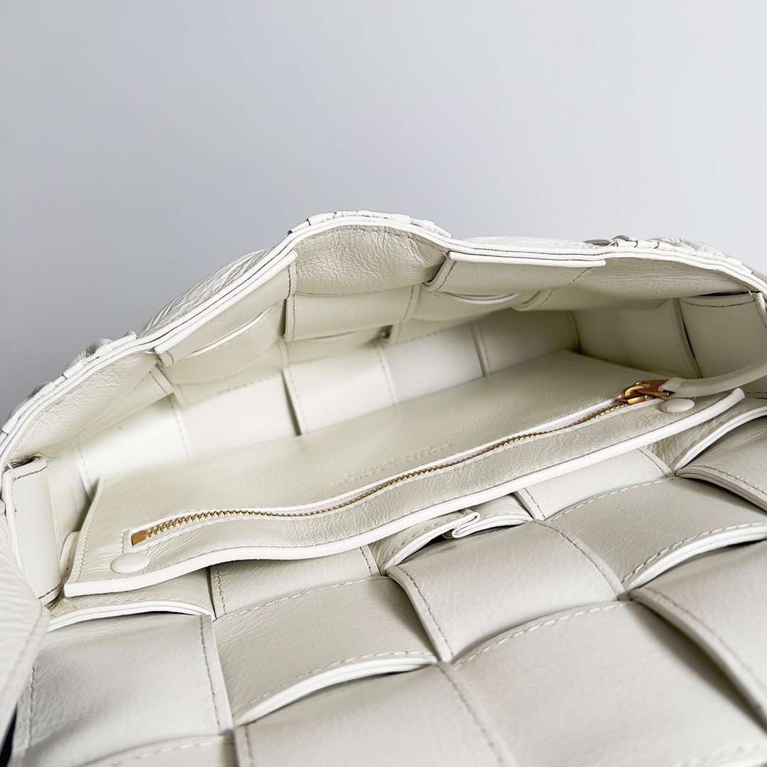 bo*te*ga Ve*ne*ta cassette bag in white foulard intreccio leather