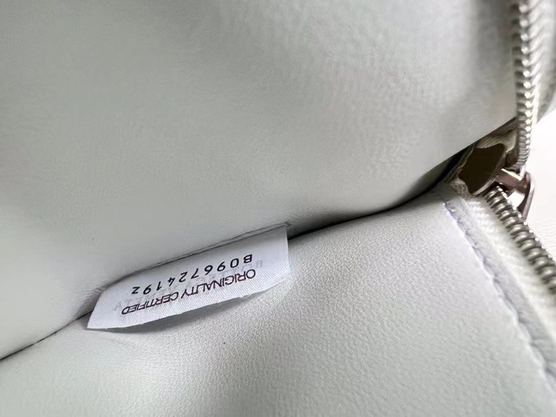 bo*te*ga Ve*ne*ta cassett fringed bag in white lambskin