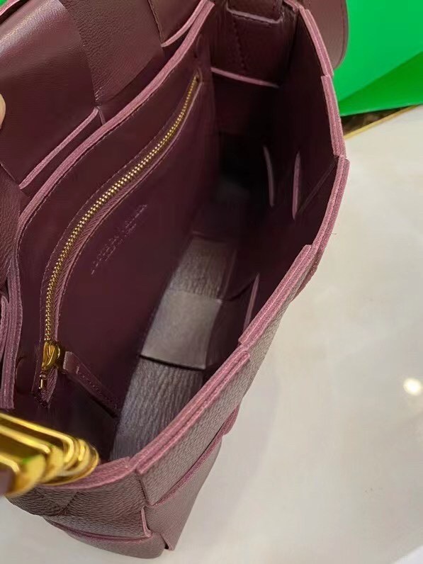 bo*te*ga Ve*ne*ta cassette bag in burgundy grained leather