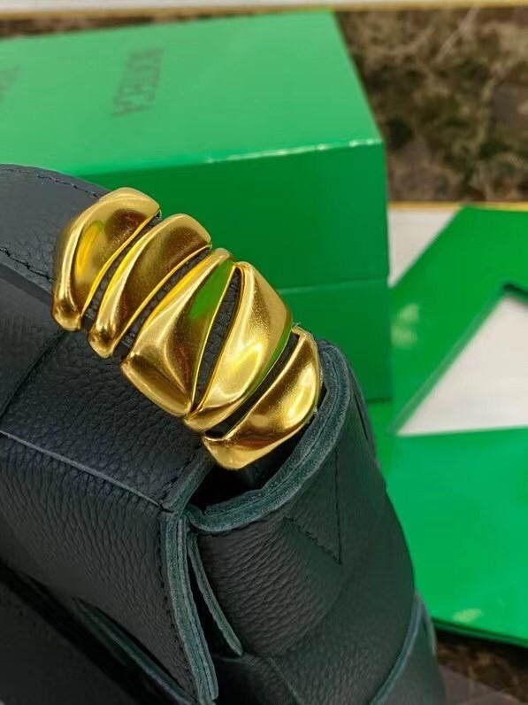 bo*te*ga Ve*ne*ta cassette bag in green grained leather