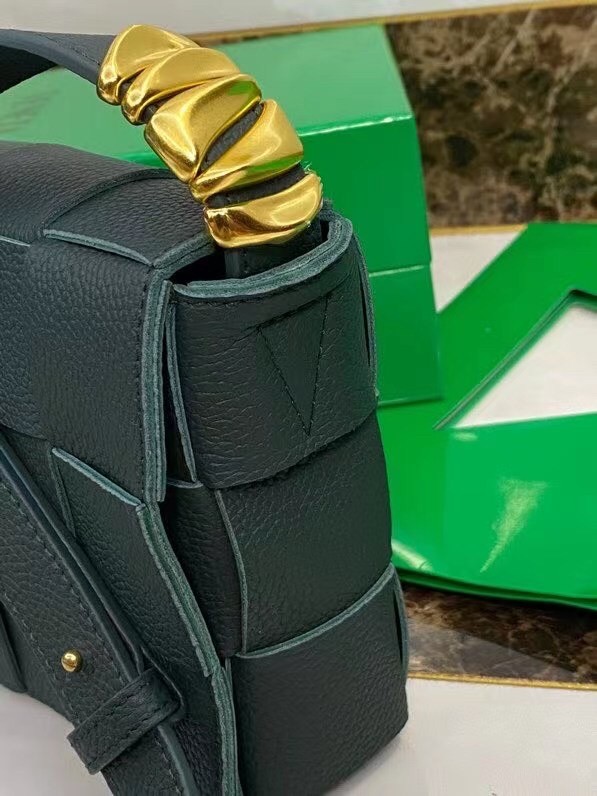 bo*te*ga Ve*ne*ta cassette bag in green grained leather