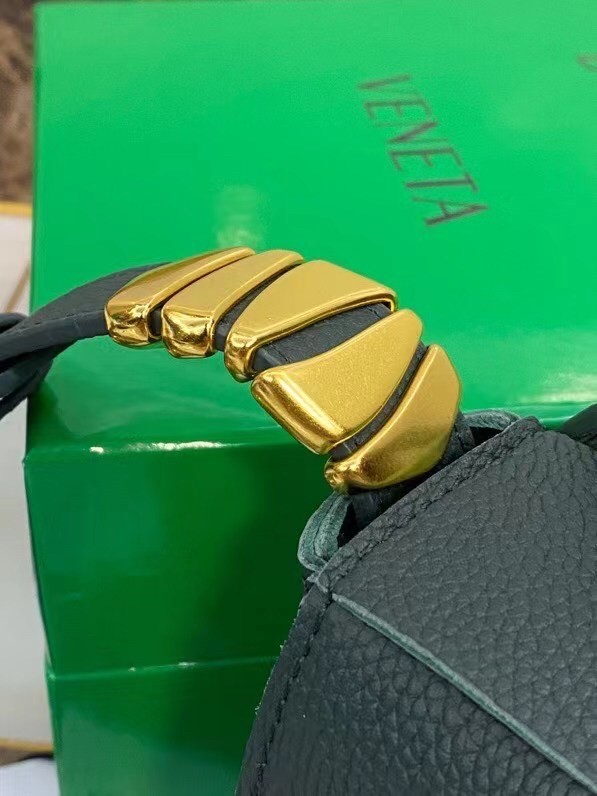 bo*te*ga Ve*ne*ta cassette bag in green grained leather