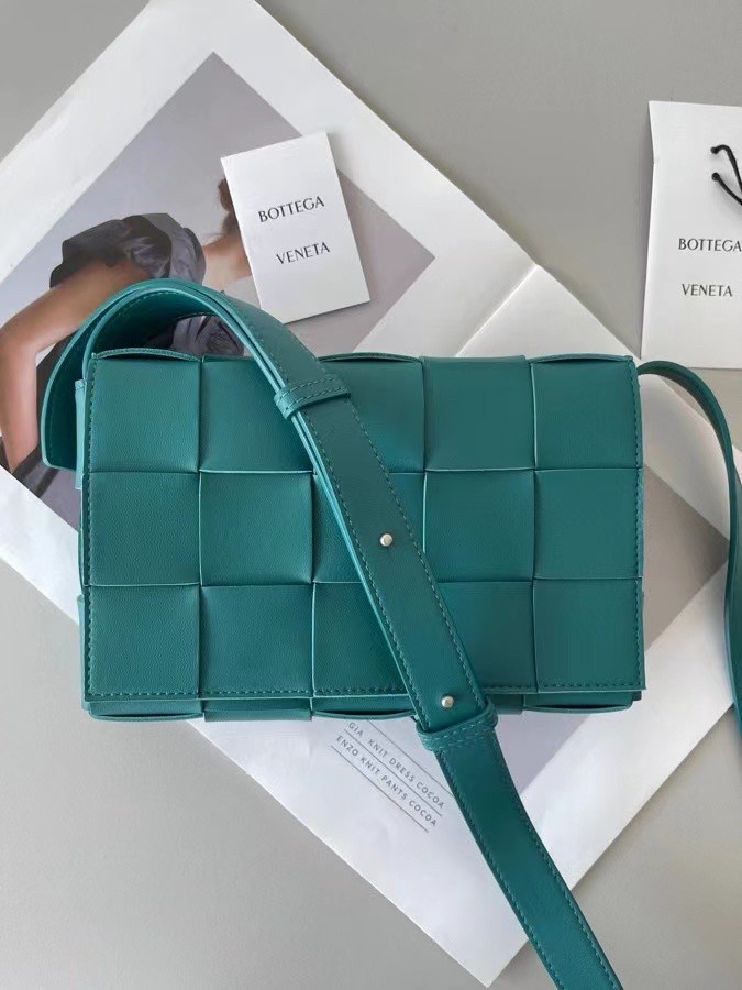bo*te*ga Ve*ne*ta cassett bag in blaster intrecciato lambskin