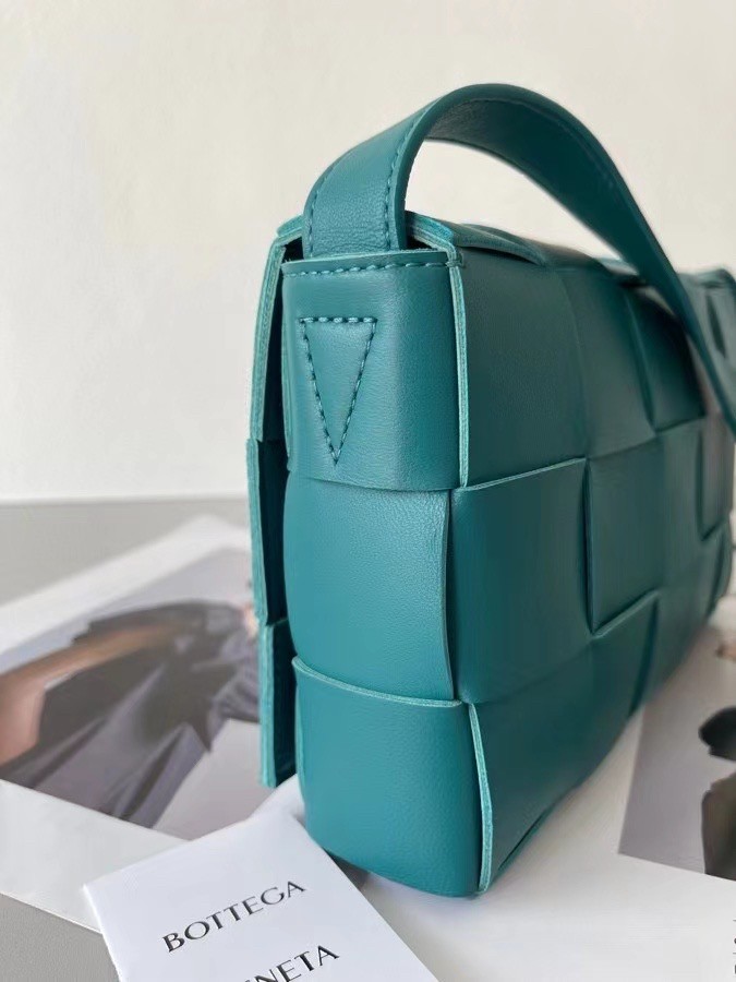 bo*te*ga Ve*ne*ta cassett bag in blaster intrecciato lambskin