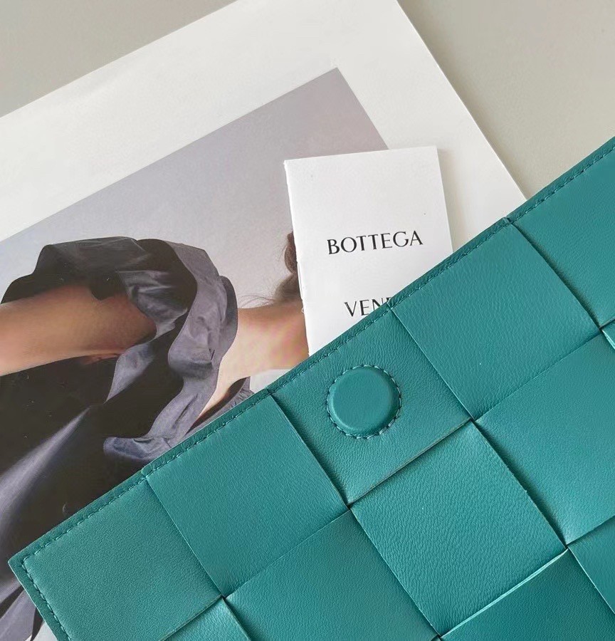 bo*te*ga Ve*ne*ta cassett bag in blaster intrecciato lambskin