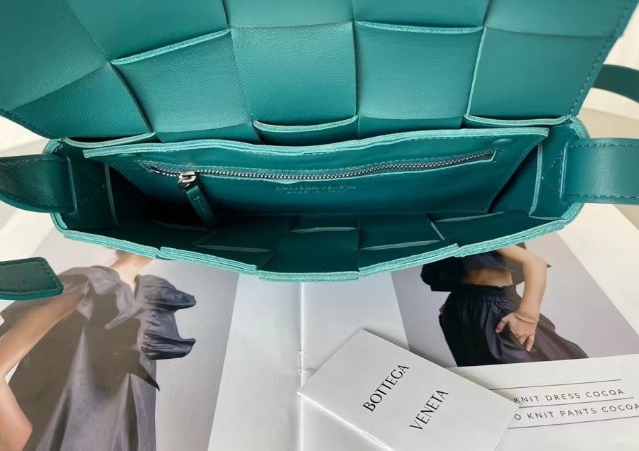 bo*te*ga Ve*ne*ta cassett bag in blaster intrecciato lambskin