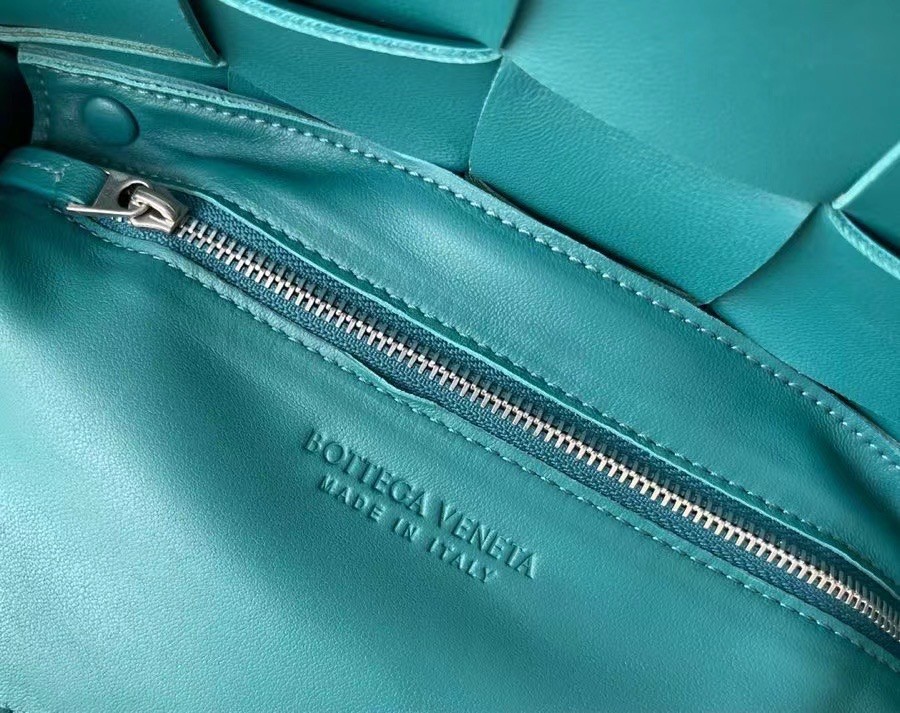 bo*te*ga Ve*ne*ta cassett bag in blaster intrecciato lambskin