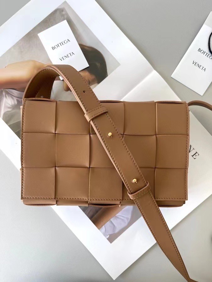 bo*te*ga Ve*ne*ta cassett bag in caramel intrecciato lambskin